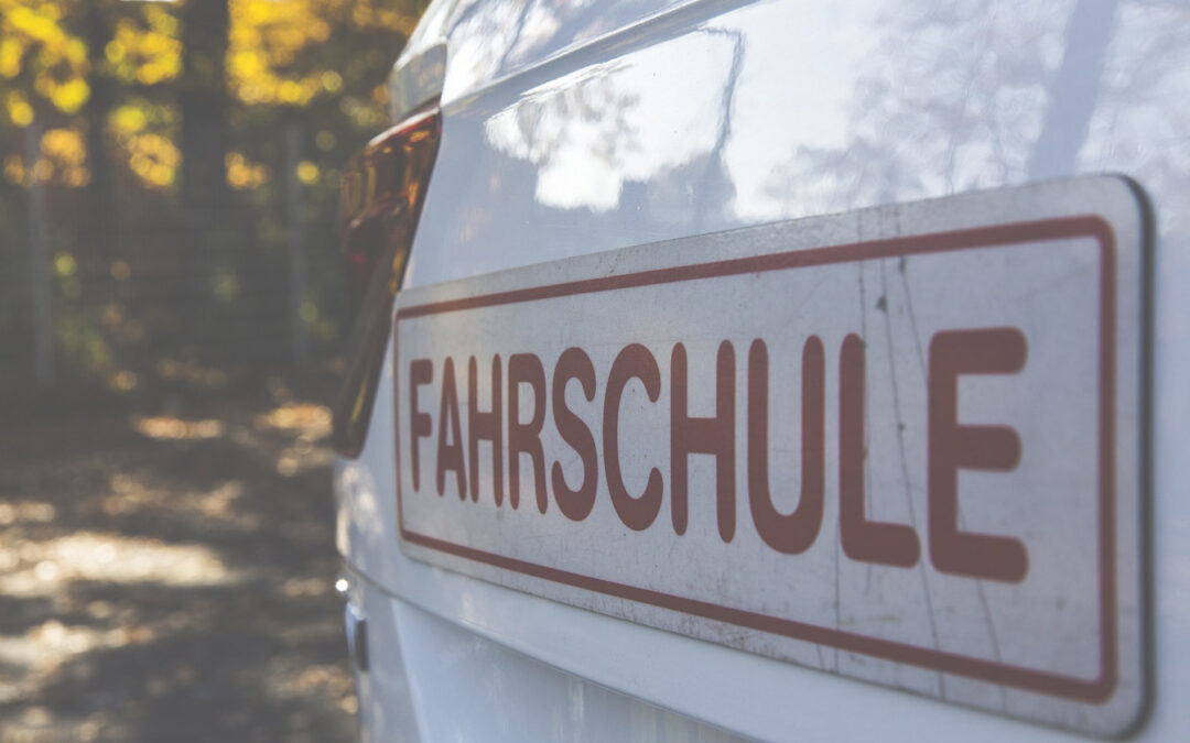 Mit dem Fahrschulwagen auf die Straße: Erste Erfahrungen im Straßenverkehr sammeln