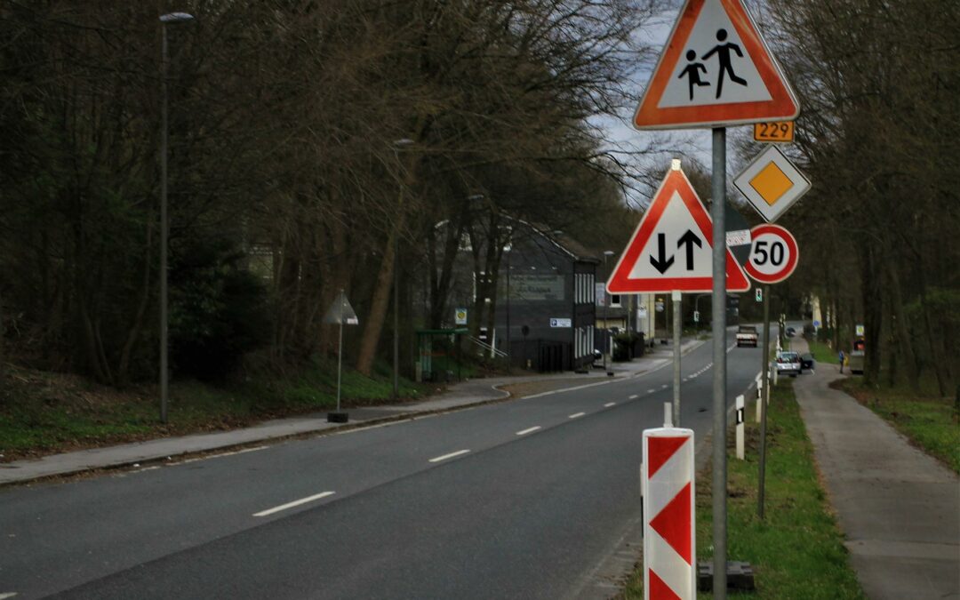 Verkehrsschilder richtig deuten: Schulwegsicherheit und Geschwindigkeitsbegrenzung