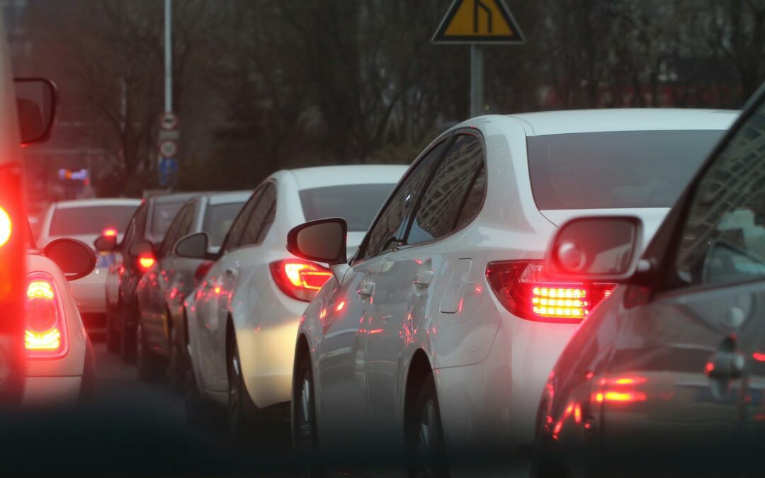 Richtiges Verhalten im Stau: Fahrschultipps für sicheres Fahren bei dichtem Verkehr